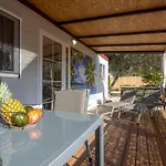 Seaview Camp Maslina مكان تخييم بيوغْغاد نا موغو